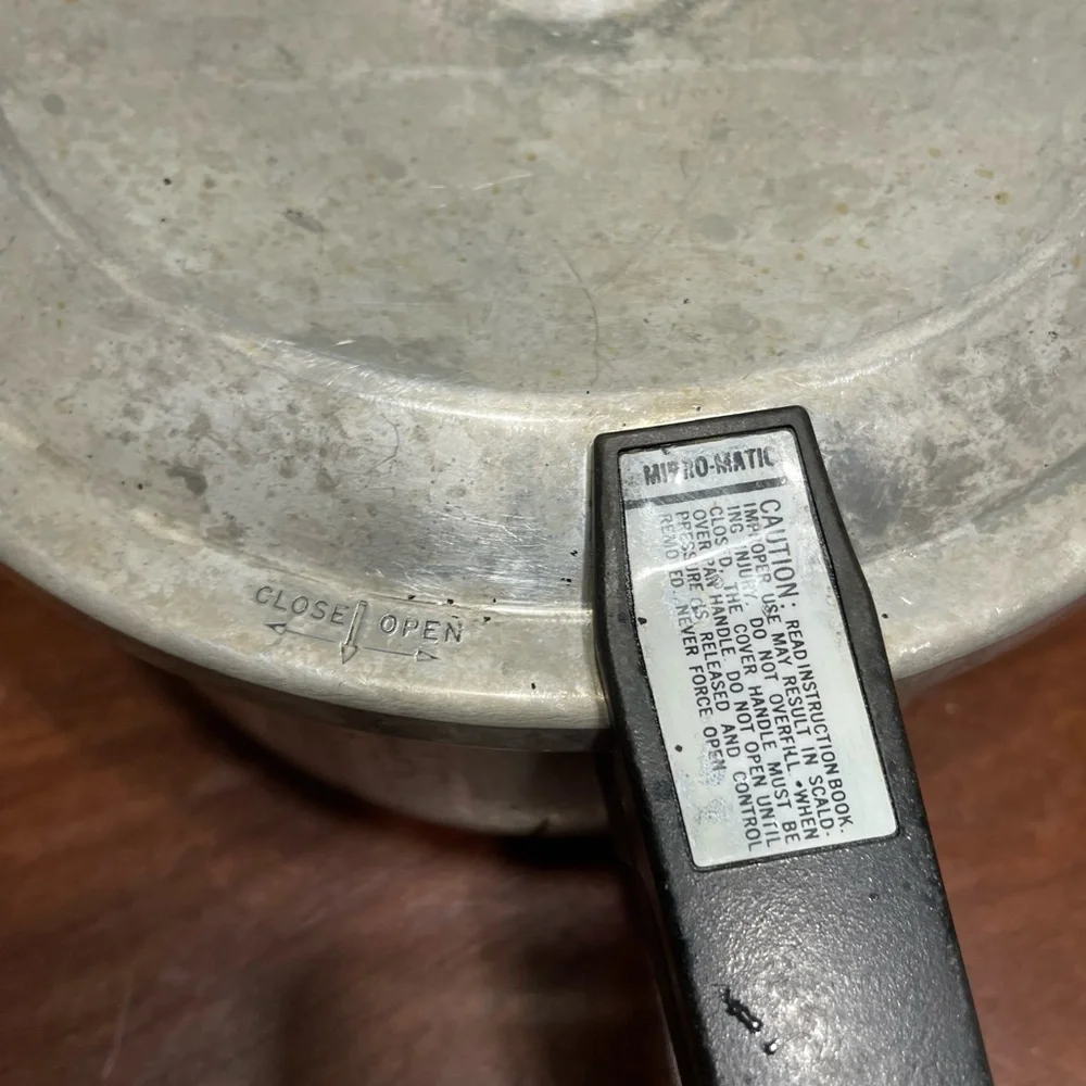 Vintage MIRRO-MATIC Pressure Cooker m-0436